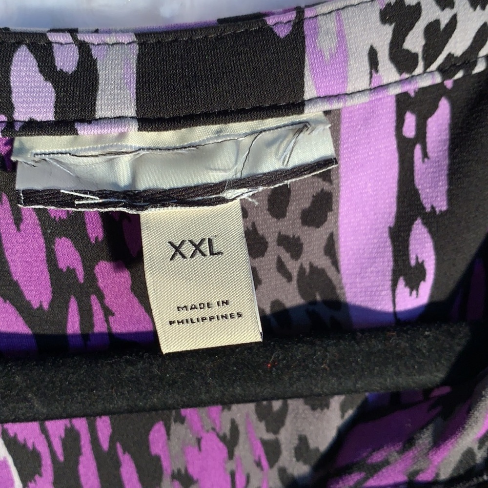 Easy care gold color buttons on V Neck - Picture 2 of 5